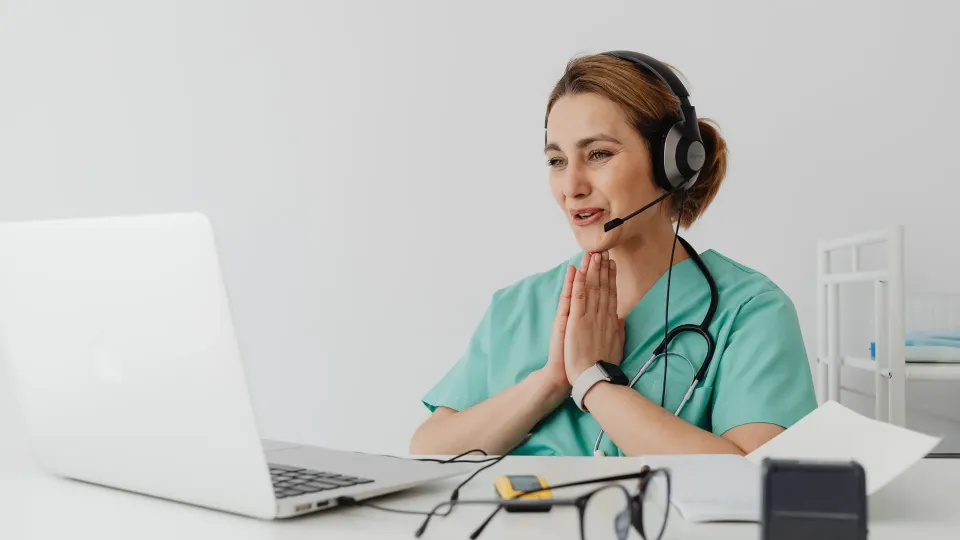 What does Sanitas Más Salud digital health include?